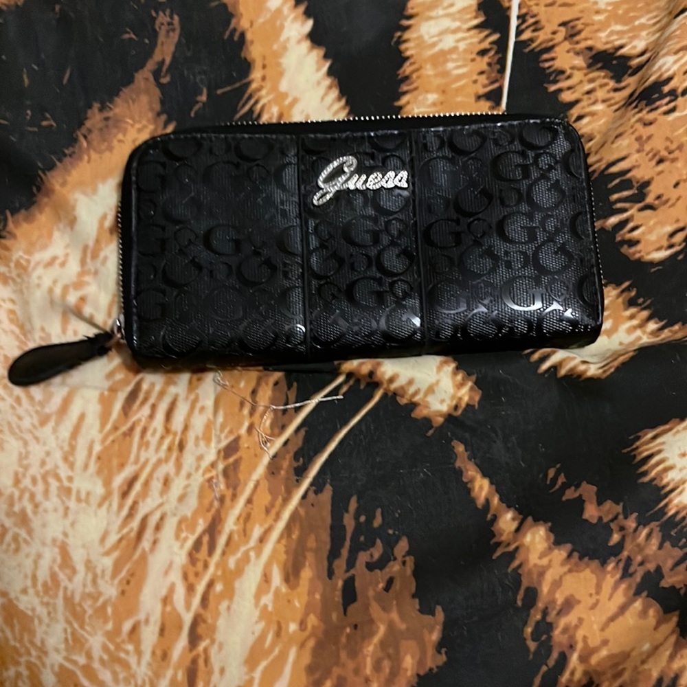 Brand guess, color black